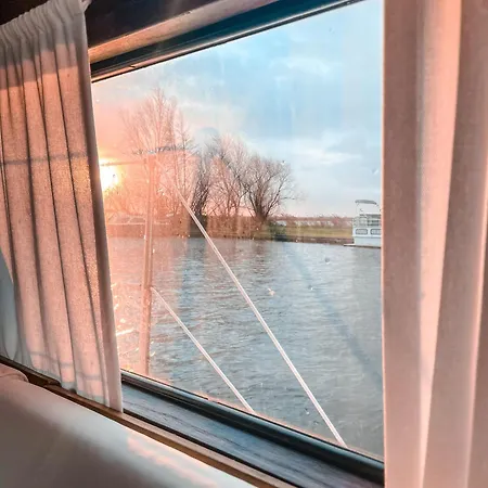 Botel Moana De Woude