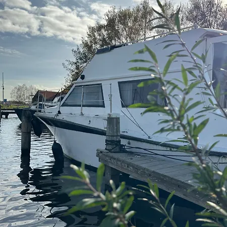 Botel Moana De Woude